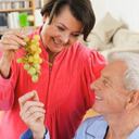 Las residencias para los adultos mayores ofrecen diferentes actividades y espacios lúdicos.