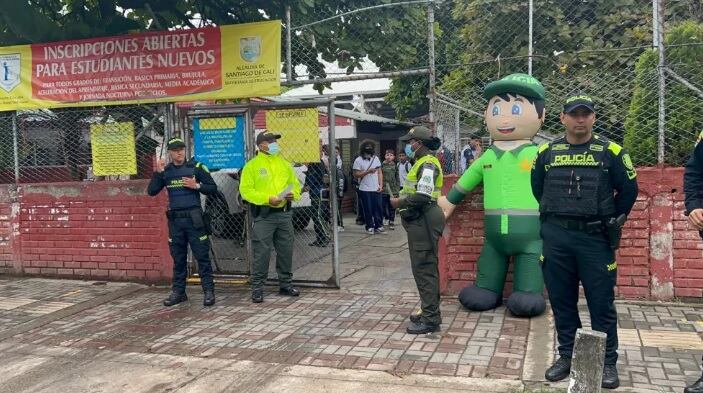 Fueron capturados 10 hombres que estarían cobrando peajes ilegales a estudiantes en Cali.