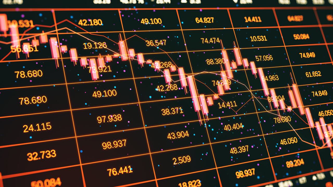 Gráfico del mercado de valores con velas rojas en una pantalla oscura.