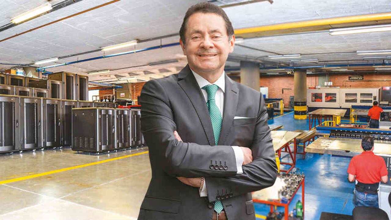 Foto: Hernán Salcedo, presidente de Quest International. En su planta de la ZF Bogotá, Quest cuenta con alta tecnología y emplea hoy unas 120 personas. Quest cuenta con facilidades industriales para metalización donde fabrica gabinetes, otras para plásticos, donde elabora canaletas y unas donde fabrica principalmente los cables pacht cord.