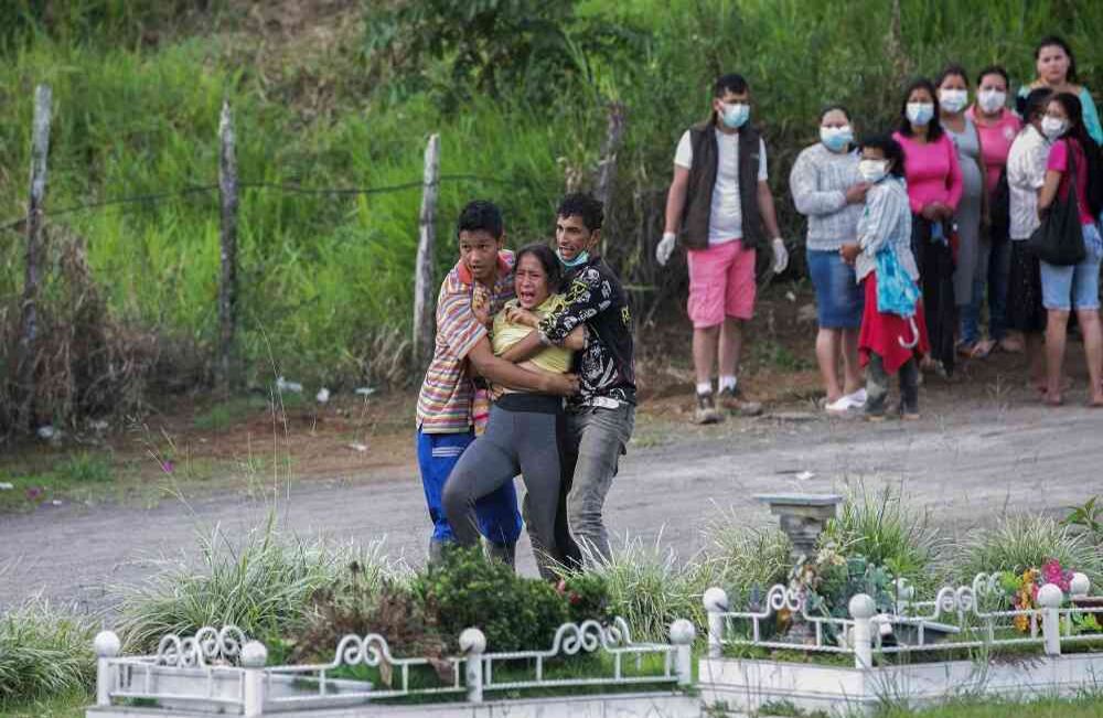 Una mujer llora desconsolada durante el entierro de una de las víctimas fatales de la avalancha que sacudió a Mocoa el pasado 31 de marzo. Foto: Carlos Julio Martínez / Enviado Especial de Semana
