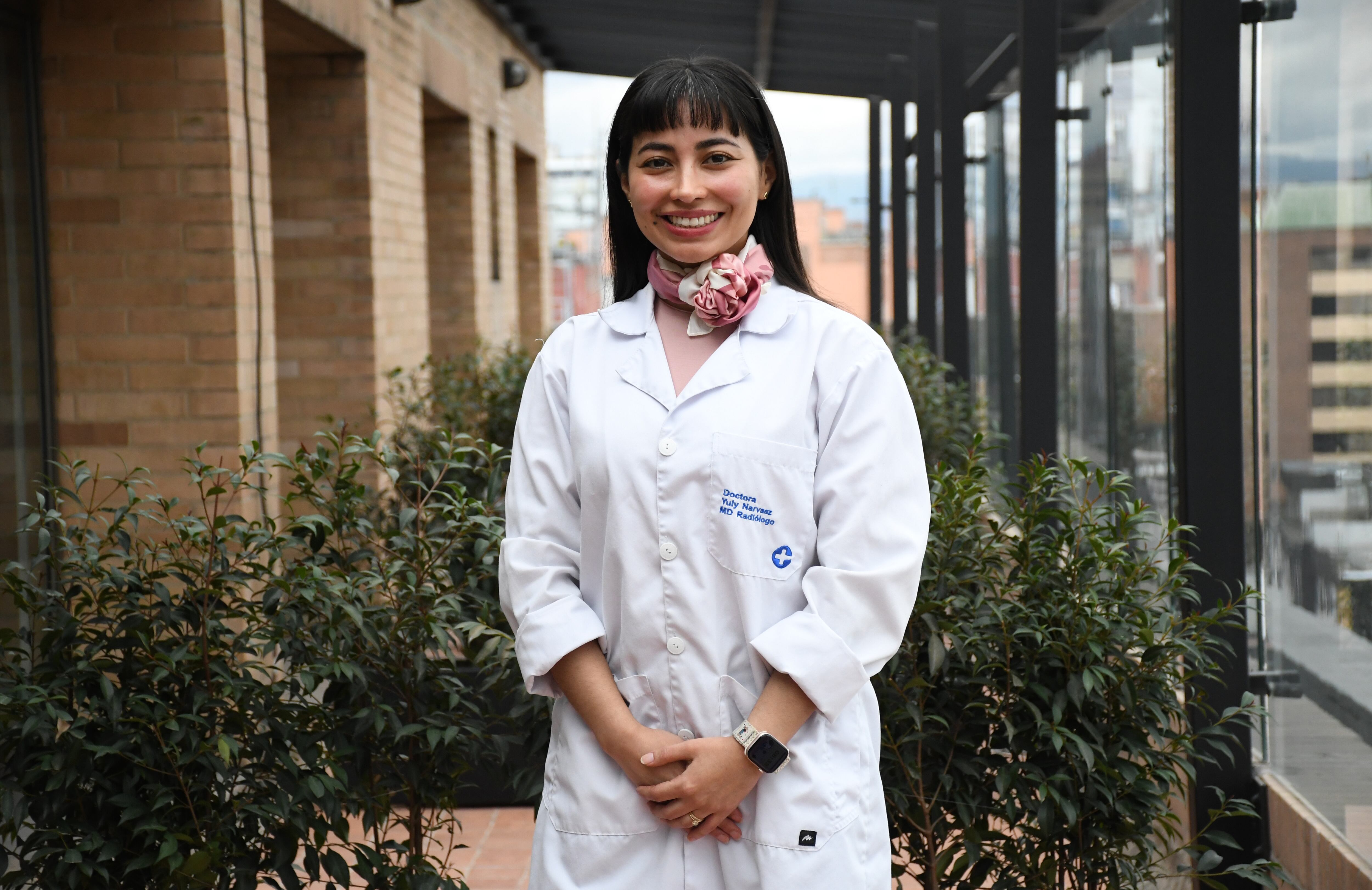 En la evaluación radiológica, una de las primeras cosas que observamos es la simetría entre ambas mamas. La mama es un órgano par que en condiciones normales, debe mostrar una distribución homogénea y equilibrada del tejido.