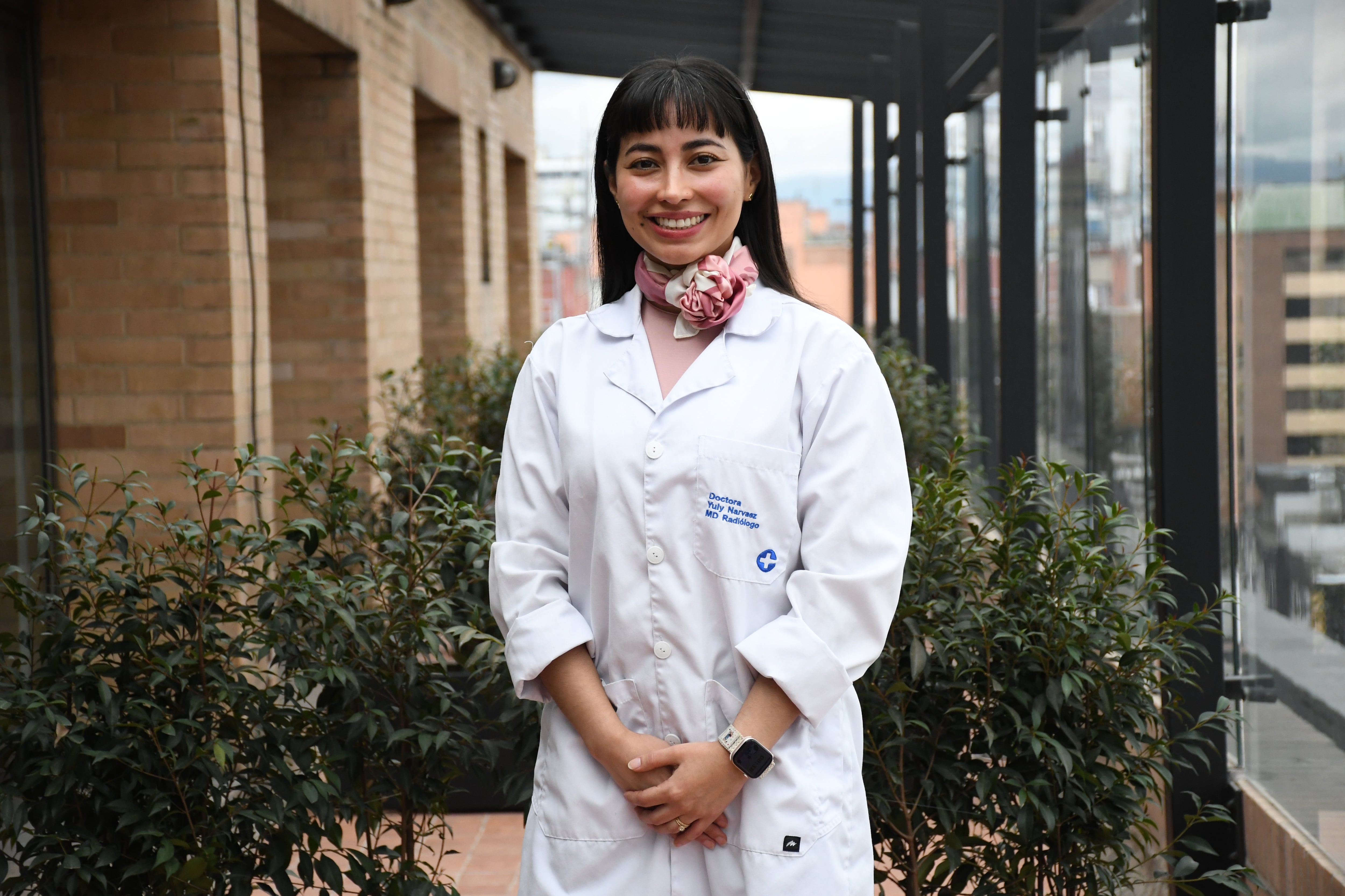 En la evaluación radiológica, una de las primeras cosas que observamos es la simetría entre ambas mamas. La mama es un órgano par que en condiciones normales, debe mostrar una distribución homogénea y equilibrada del tejido.