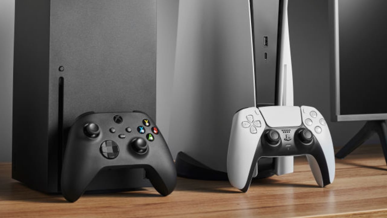 Xbox apuesta por un mando tradicional con pilas AA y superficies texturizadas.