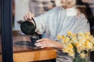 Se resalta la importancia del mantenimiento regular del purificador casero, haciendo hincapié en la necesidad de reemplazar los materiales filtrantes y tomar precauciones adicionales para garantizar la calidad del agua purificada.