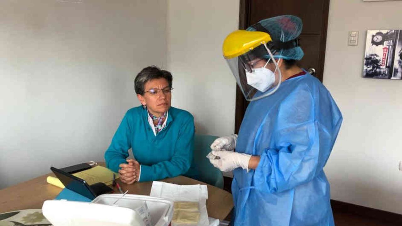 La alcaldesa Claudia López, en su casa, en la práctica de la prueba del coronavirus.