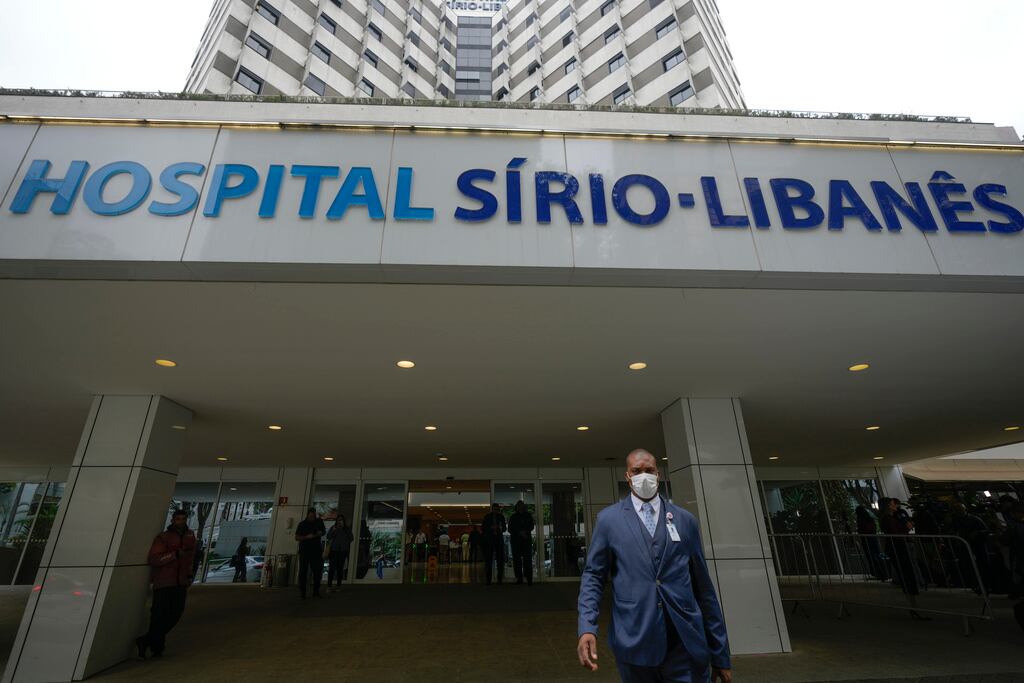 Entrada del hospital Sirio-Libanés donde el presidente brasileño Luiz Inacio Lula da Silva se recupera de una cirugía, en Sao Paulo, el 10 de diciembre de 2024. (AP Foto/Andre Penner)