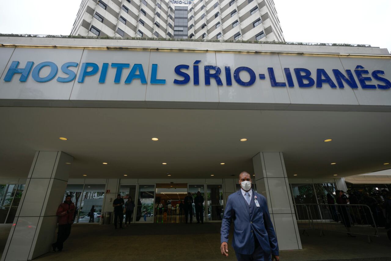 Entrada del hospital Sirio-Libanés donde el presidente brasileño Luiz Inacio Lula da Silva se recupera de una cirugía, en Sao Paulo, el 10 de diciembre de 2024. (AP Foto/Andre Penner)