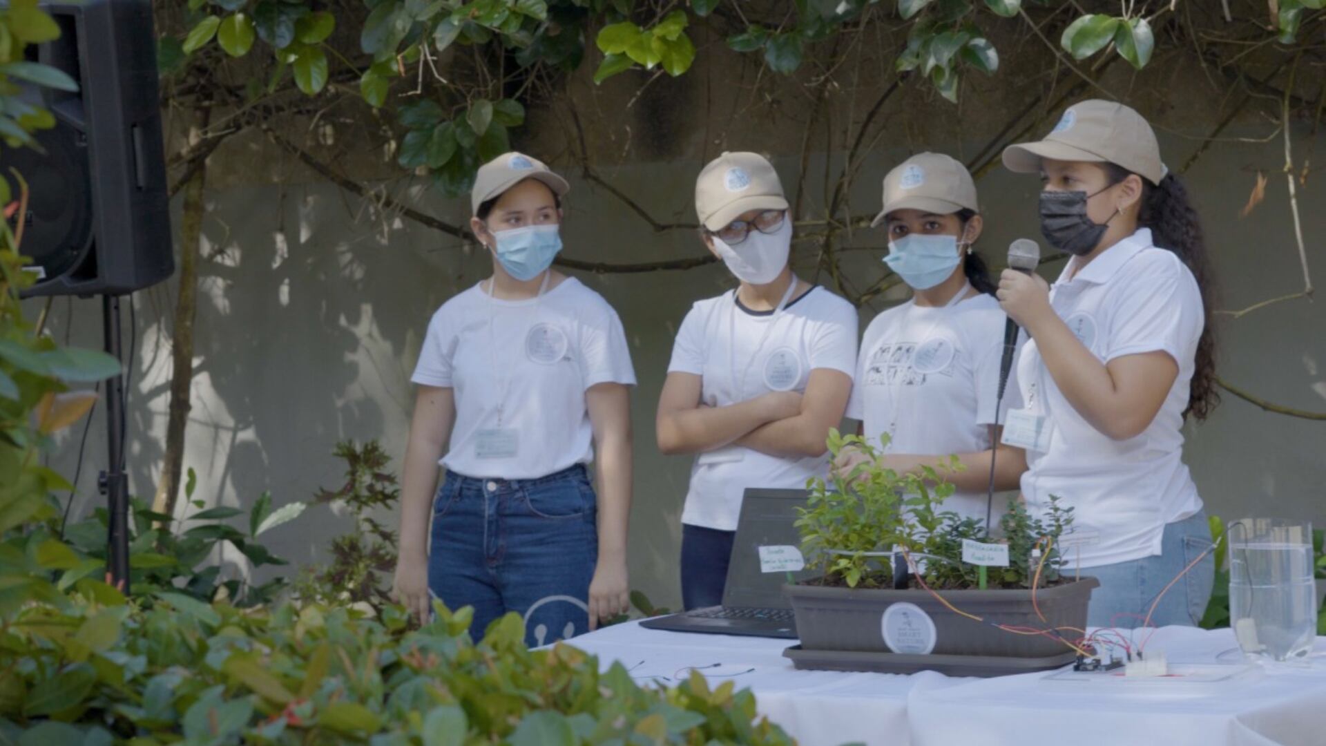 Durante el evento Smart Garden del colegio La Enseñanza, durante el cual estudiantes de sexto y séptimo grado presentaron sus sistemas de riego inteligente.