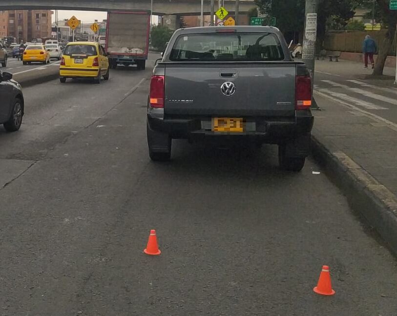 Camioneta varada en Engativá.