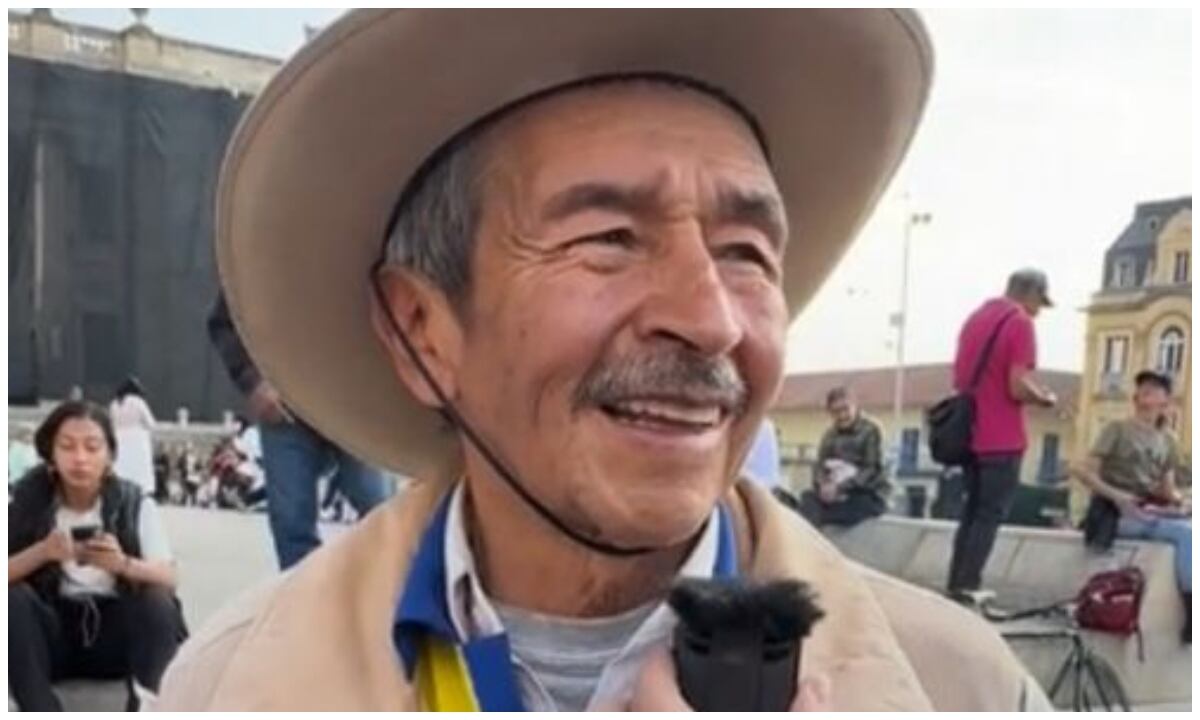 Vendedor ambulante en la plaza de Bolívar de la tercera edad