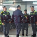 En traje azul el nuevo director de la Policía, el general William Salamanca, saluda a personal de la Policía luego de conocer su designación por parte del presidente Gustavo Petro.