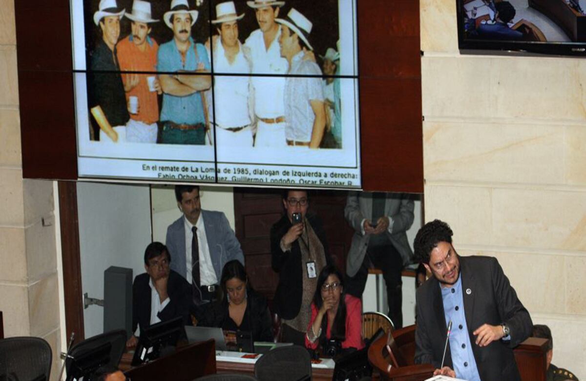 Cepeda muestra las relaciones entre Uribe y hombres comprometidos con el narcotráfico. Foto: León Darío Peláez / SEMANA