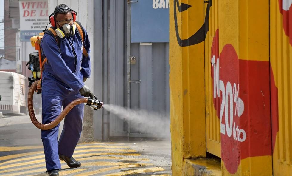 La fumigación es uno de los principales métodos   para erradicar el mosquito Aedes aegypti, que  produce  dengue.