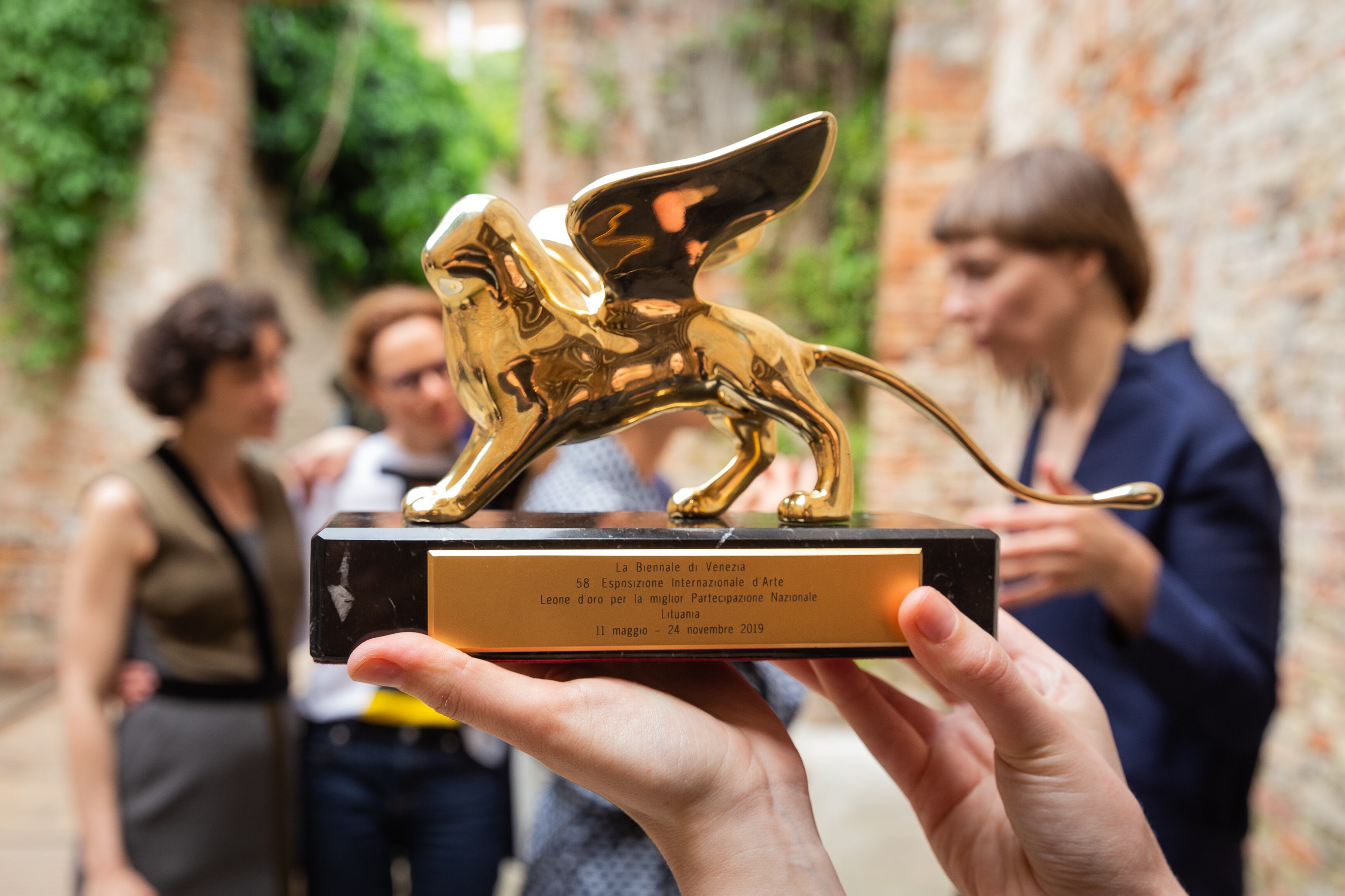 La obra les representó el León de Oro en la Bienal de Arte de Venecia en 2019.