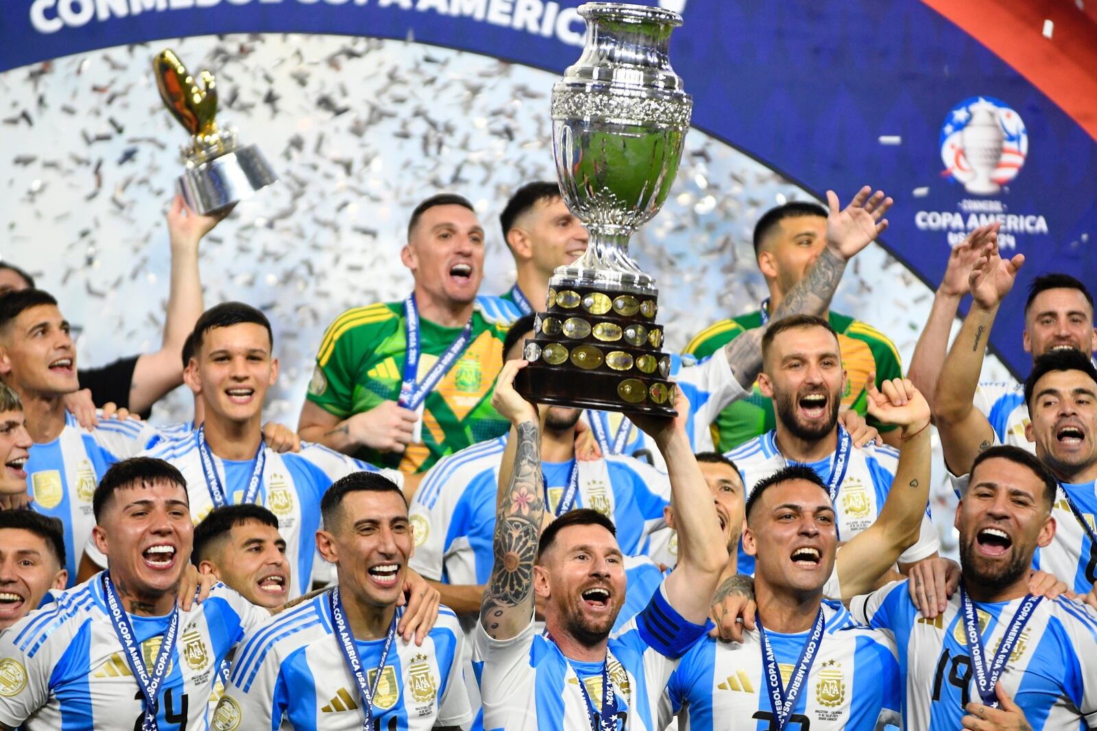 Lionel Messi y sus compañeros de la Selección de Argentina levantan el trofeo de campeón de la Copa América 2024.