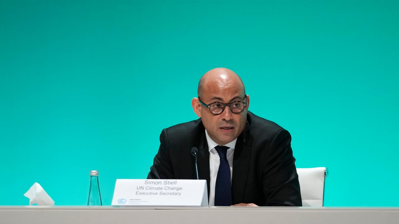 El jefe de las Naciones Unidas para el Clima, Simon Stiell, asiste a una conferencia de prensa en la Cumbre del Clima de la ONU COP28, el jueves 30 de noviembre de 2023, en Dubai, Emiratos Árabes Unidos.
