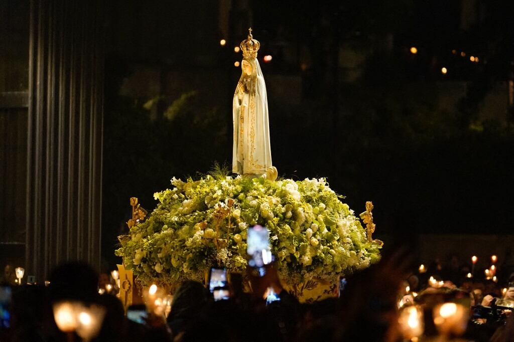Peregrinos llegan al Santuario de Nuestra Señora de Fátima en Lisboa, Portugal, el 12 de mayo de 2025. Cada año, miles de peregrinos acuden al santuario de Nuestra Señora de Fátima para conmemorar las apariciones de la Virgen María. Adri Salido / Anadolu (Foto de Adri Salido / ANADOLU / Anadolu vía AFP)