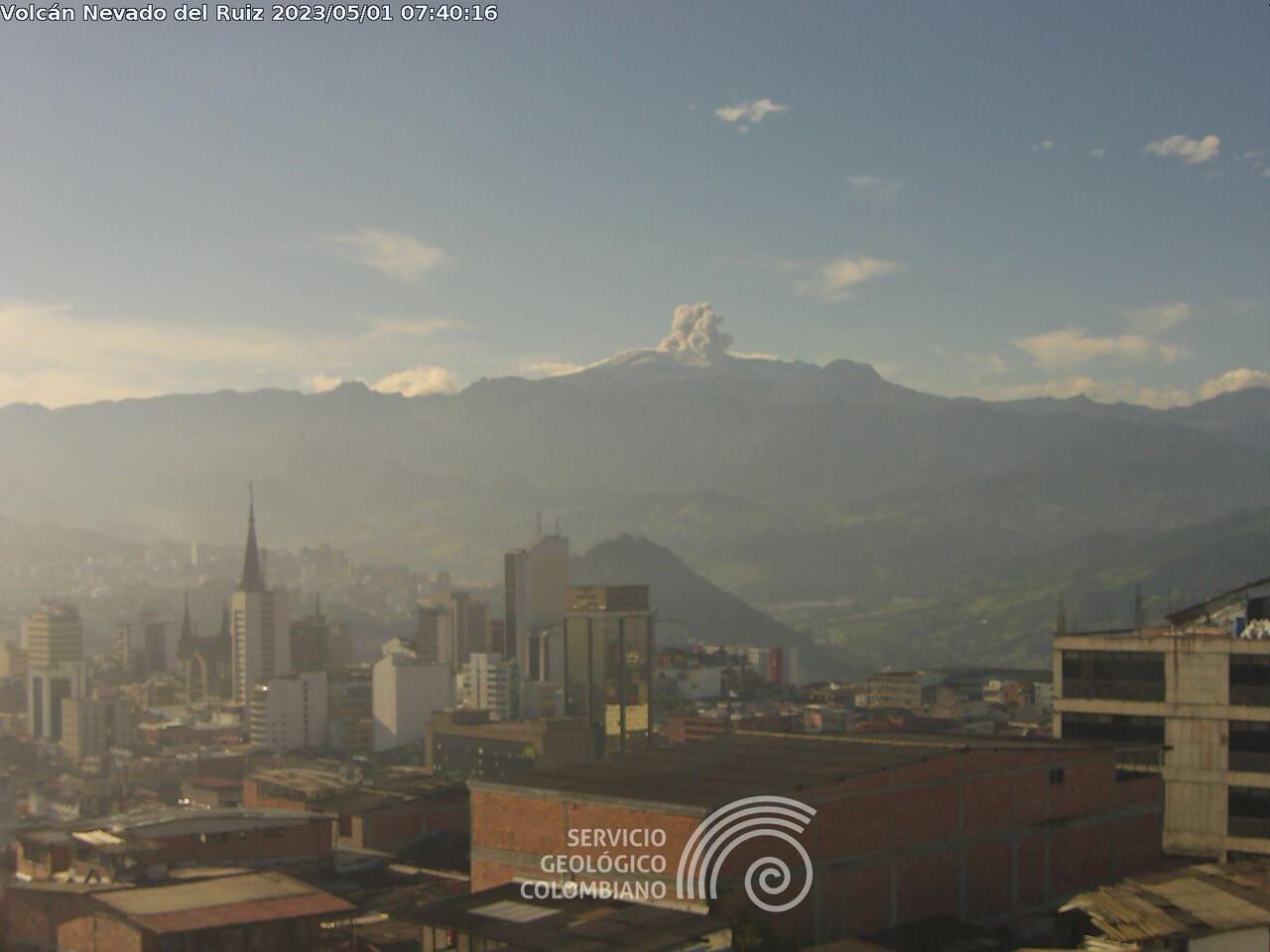 Con sismicidad y ceniza está el volcán Nevado del Ruiz este lunes festivo.