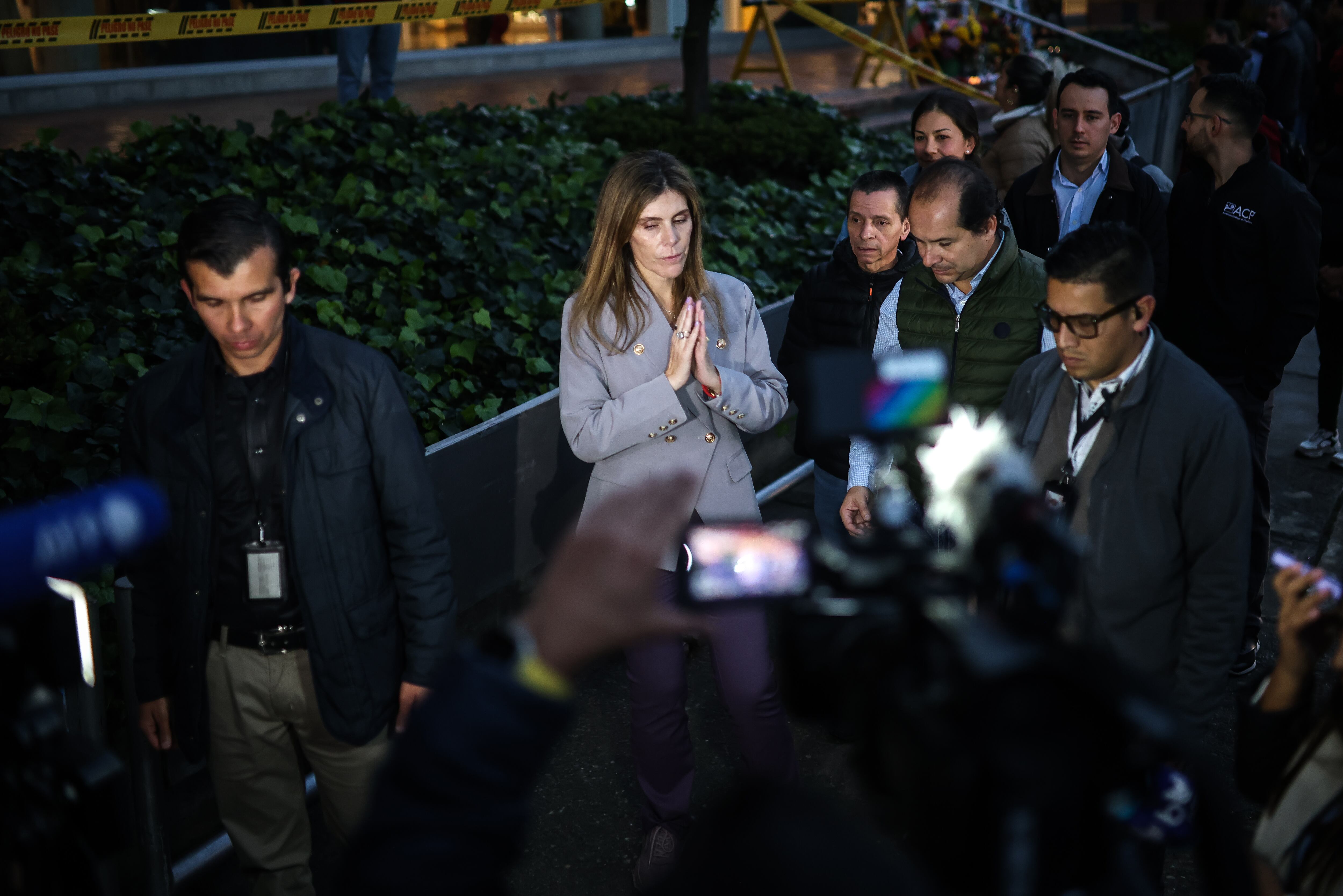 María Carolina Hoyos Turbay, hermana de Miguel Uribe Turbay .
#fuerzamiguel.