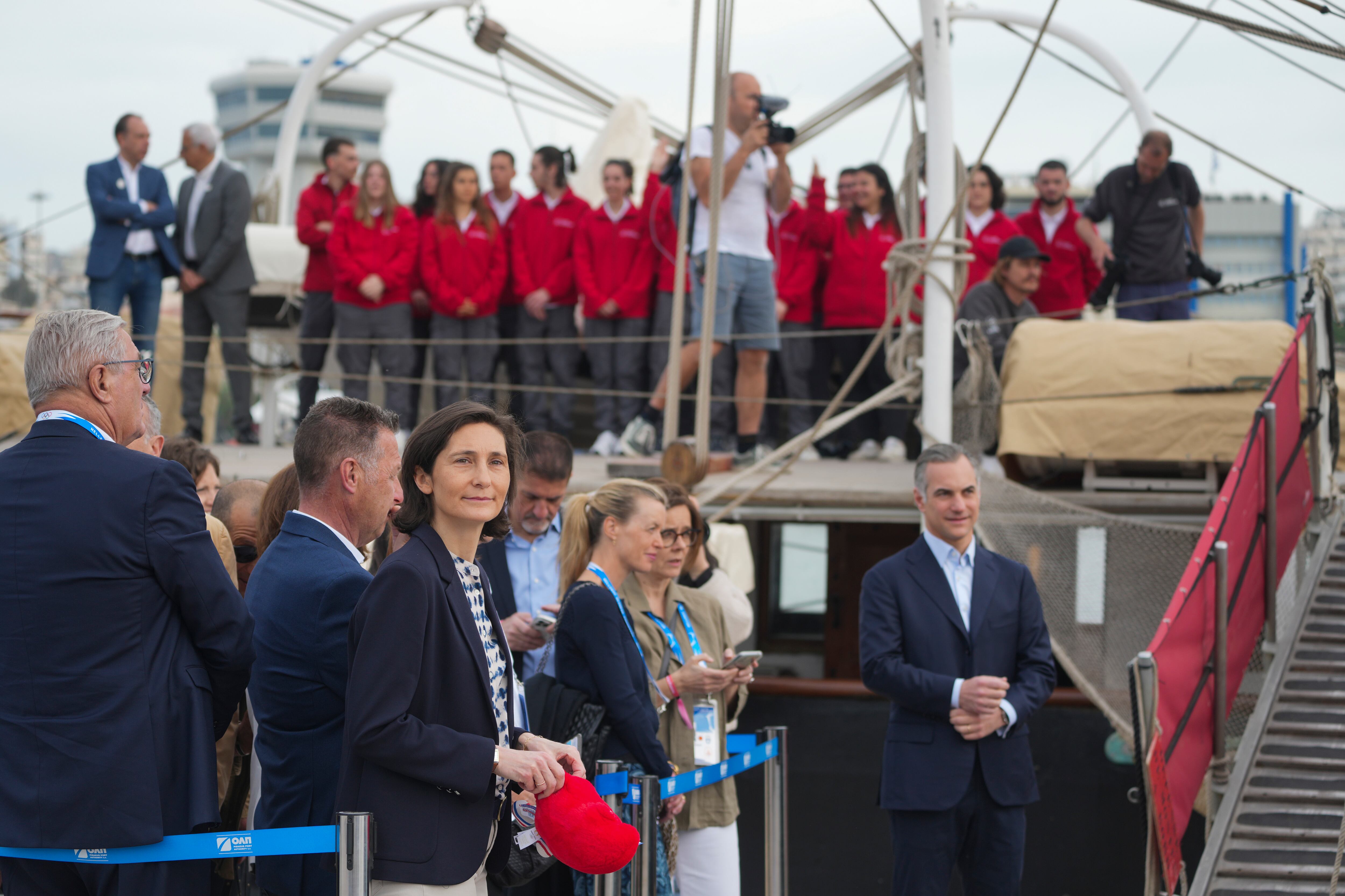 La llama abordó el Belem, velero francés de tres mástiles, construido en 1896, para ser transportado al puerto francés de Marsella.