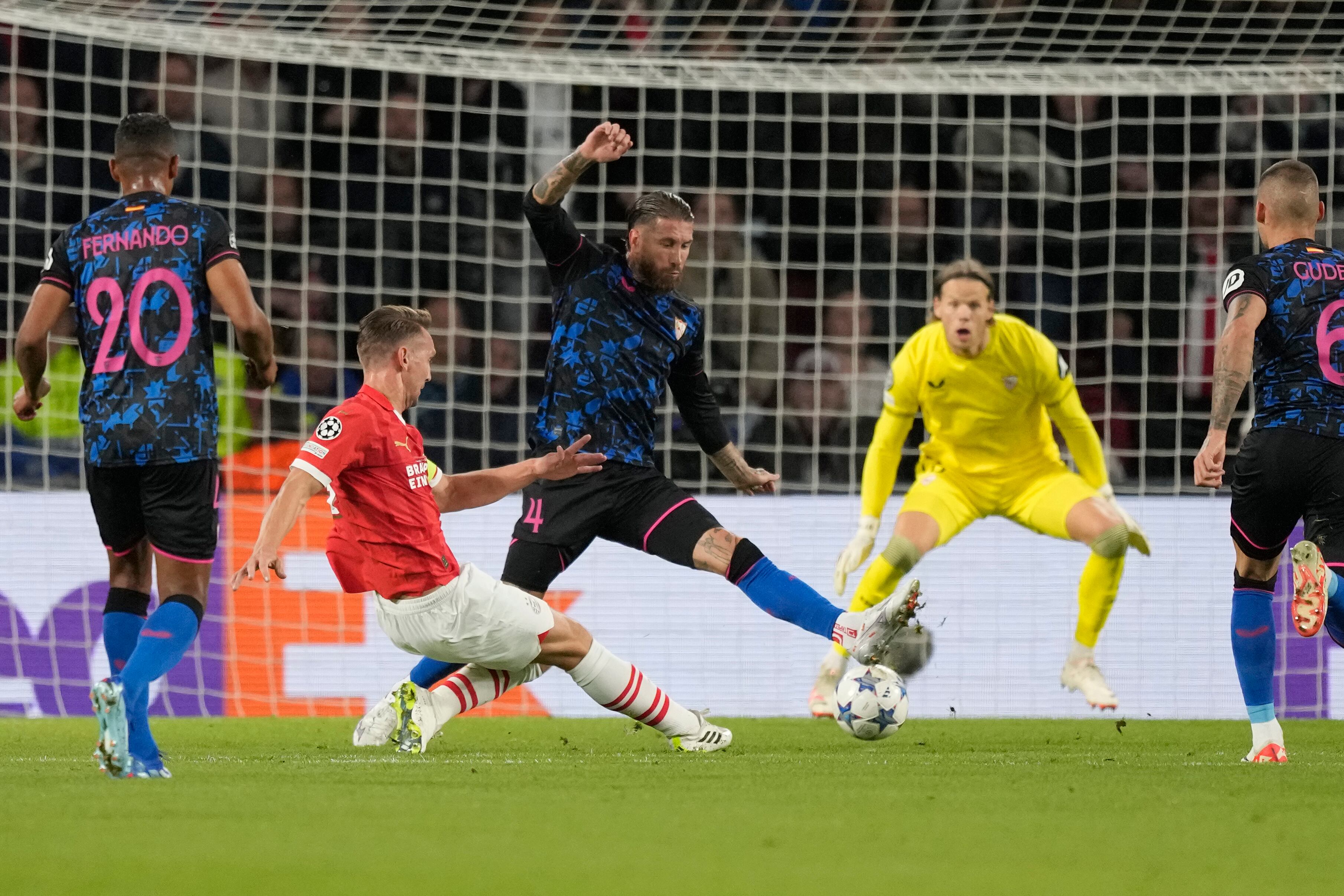 Sevilla empató 2-2 con PSV en la Champions League.