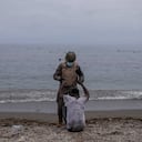 n hombre es asistido por un soldado del Ejército español cerca de la frontera de Marruecos y España, en el enclave español de Ceuta, el martes 18 de mayo de 2021. Ceuta, una ciudad española de 85.000 habitantes en el norte de África, afronta una crisis humanitaria tras miles de marroquíes aprovecharon el relajado control fronterizo de su país para nadar o remar en botes inflables en suelo europeo. Foto: AP / Bernat Armangue.