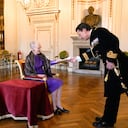 La reina Margarita II de Dinamarca recibe una lista de los destinatarios de medallas y órdenes antes de una audiencia pública en el Castillo de Christiansborg en Copenhague, Dinamarca, el 8 de enero de 2024. (Photo by Keld Navntoft / Ritzau Scanpix / AFP) / Denmark OUT