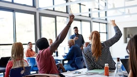 Imagen referencia de estudiantes en una universidad.