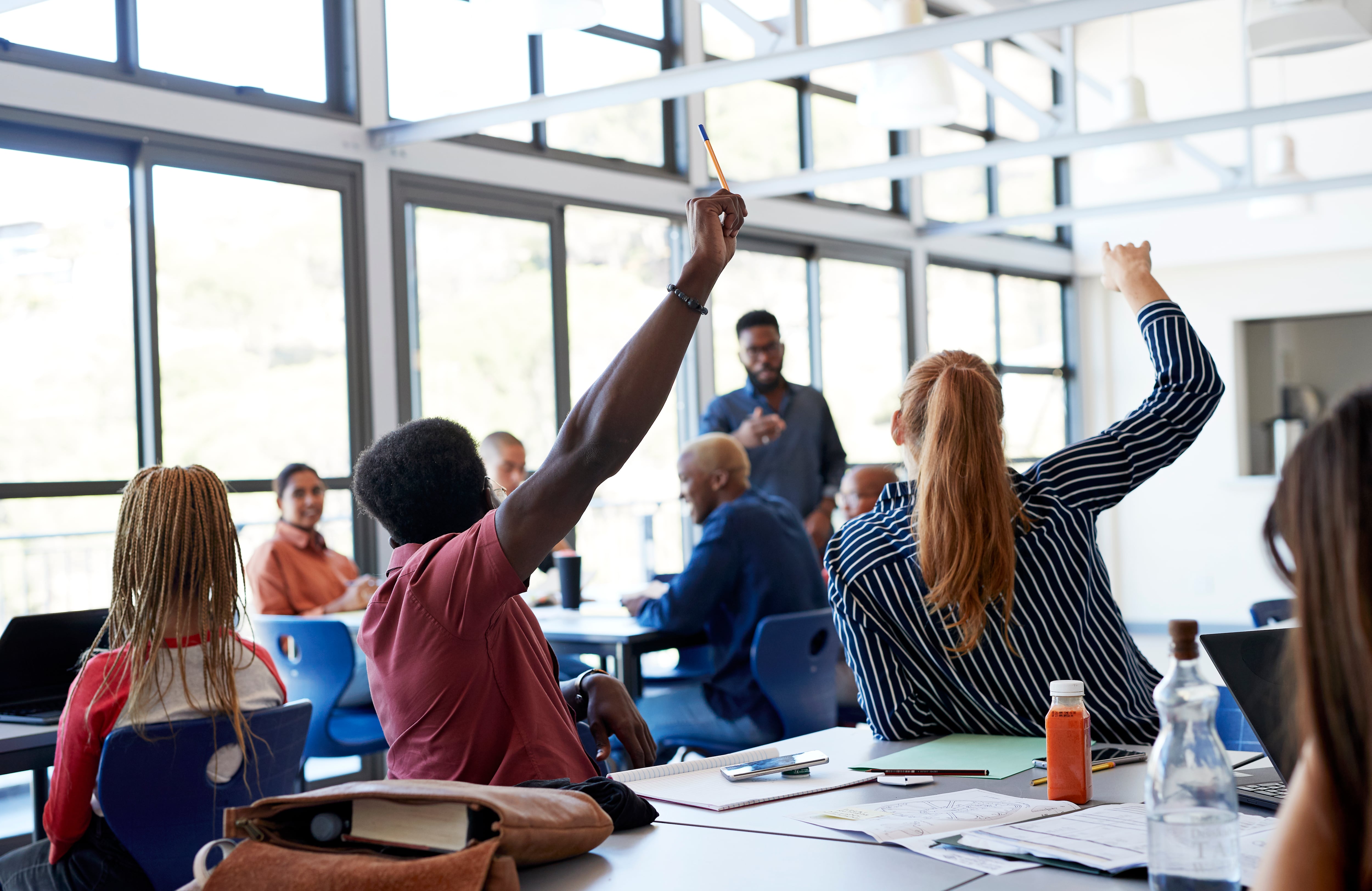 Imagen referencia de estudiantes en una universidad.