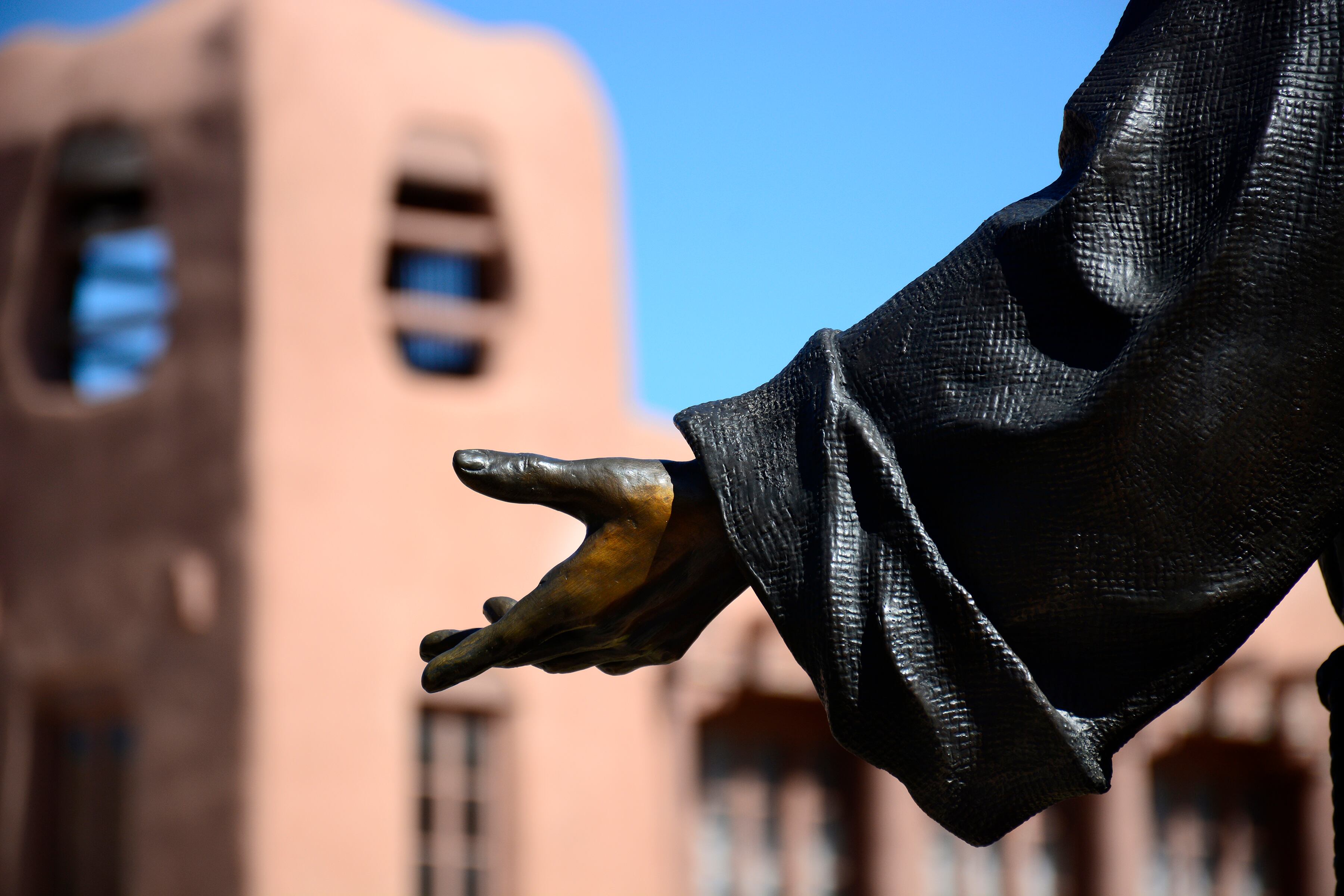 El sacerdote que protege a los migrantes.