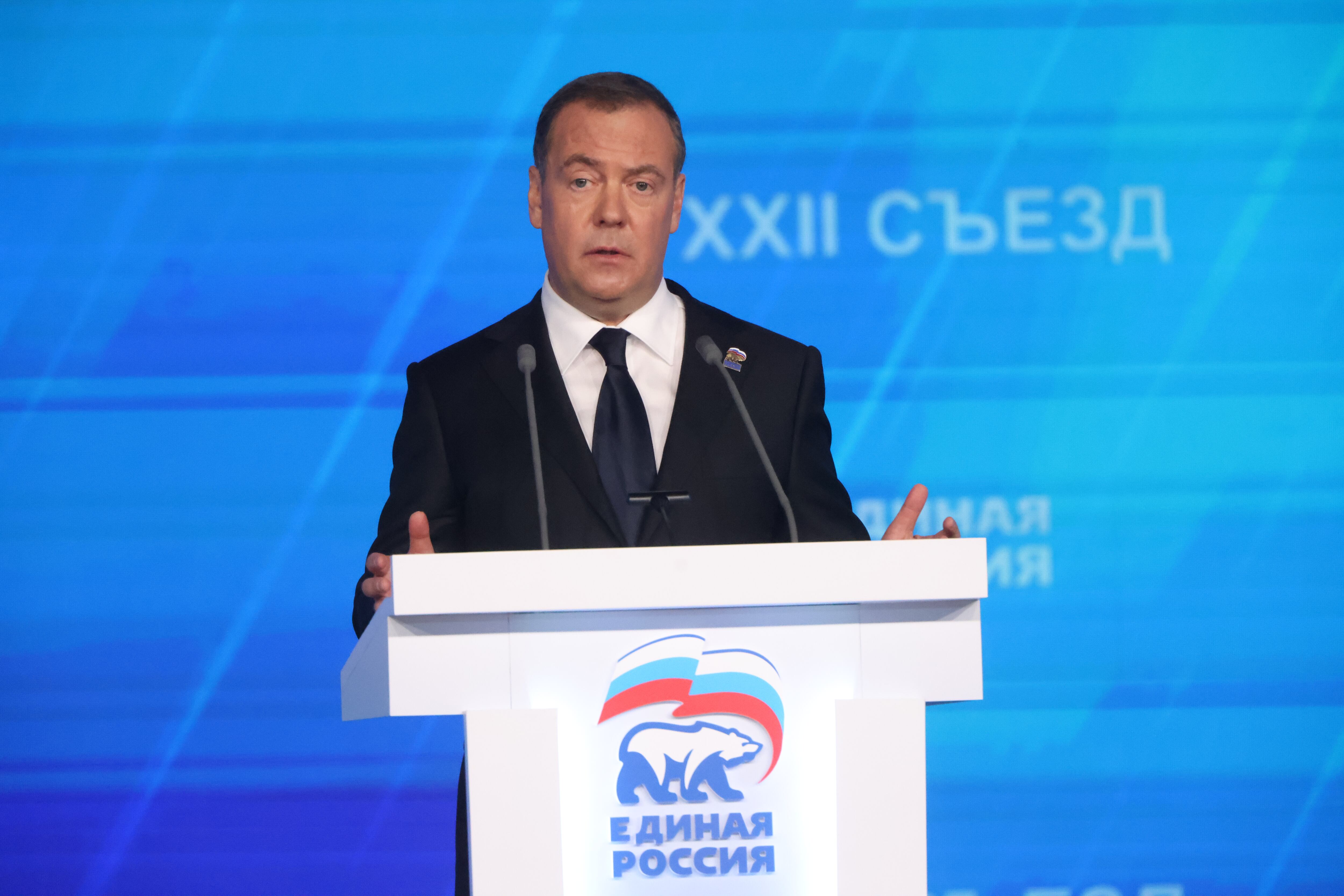 El ex presidente ruso Dmitry Medvedev pronuncia un discurso ante los delegados durante la sesión plenaria del 22º Congreso del Partido Rusia Unida, el 14 de diciembre de 2024, en Moscú, Rusia. El presidente Putin visitó el congreso anual de su partido.