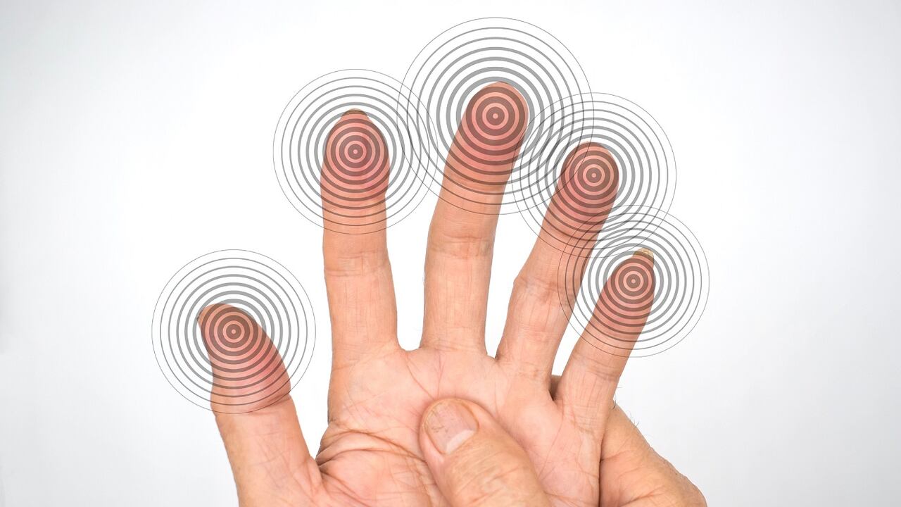 La falta de algunas vitaminas puede causar hormigueo y adormecimiento en las manos.