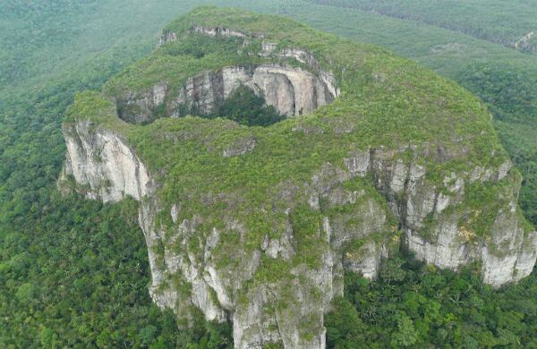 La propuesta de doblar al área del Chiribiquete de 1.5 a 3 millones de hectáreas, una superficie como Holanda, es fundamental para poder blindar la selva de la deforestación que la acecha.