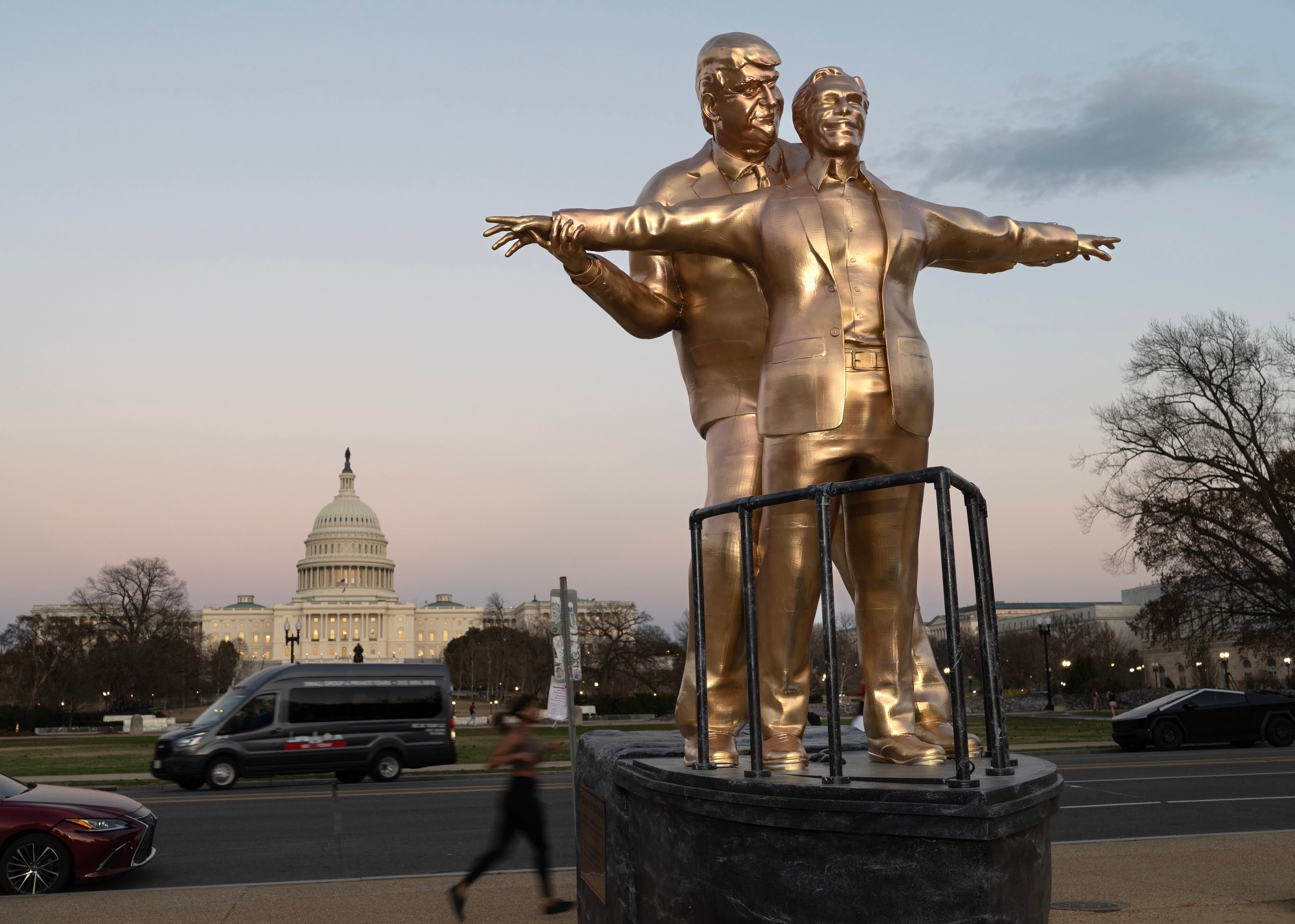 Donald Trump, y el delincuente sexual Jeffrey Epstein en una pose inspirada en el Titanic se exhibe en el National Mall de Washington, DC.