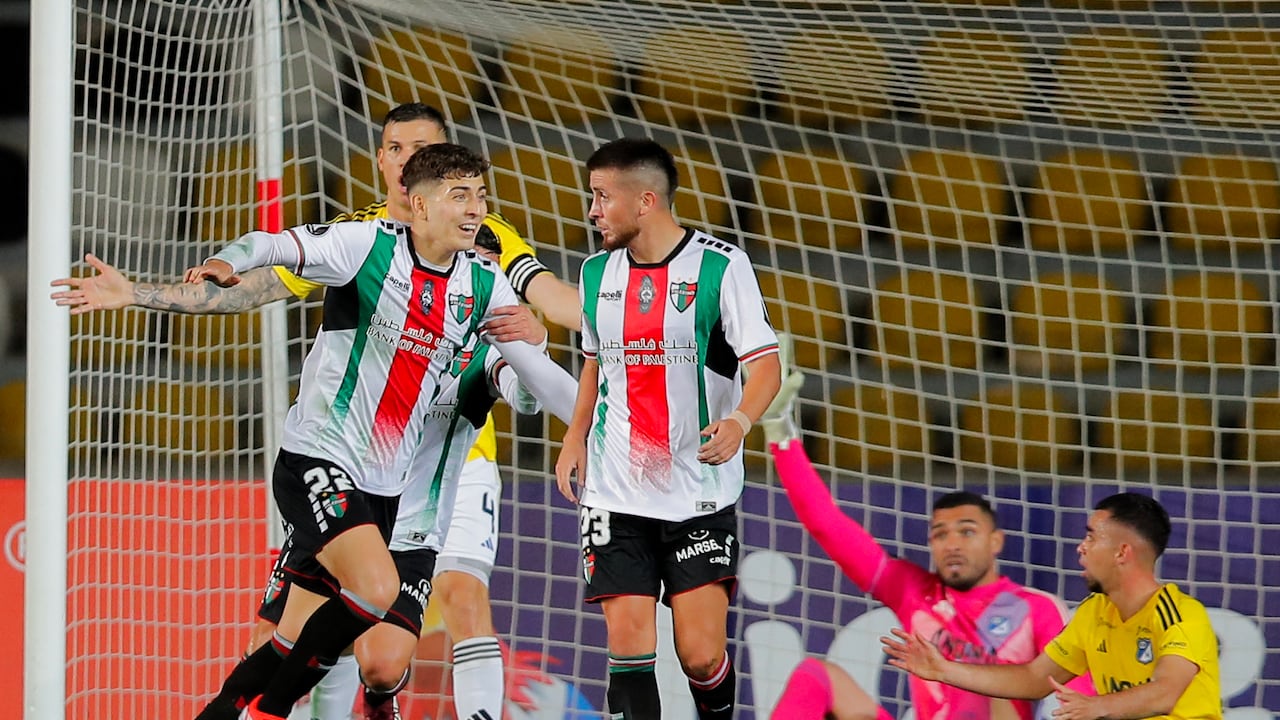 Palestino's midfielder Felipe Chamorro (L) celebrates after scoring his team's second goal during the Copa Libertadores group stage first leg football match between Chile's Palestino and Colombia's Millonarios at the Municipal Francisco Sanchez Rumoroso Stadium in Coquimbo, Chile, on April 25, 2024. (Photo by Javier TORRES / AFP)