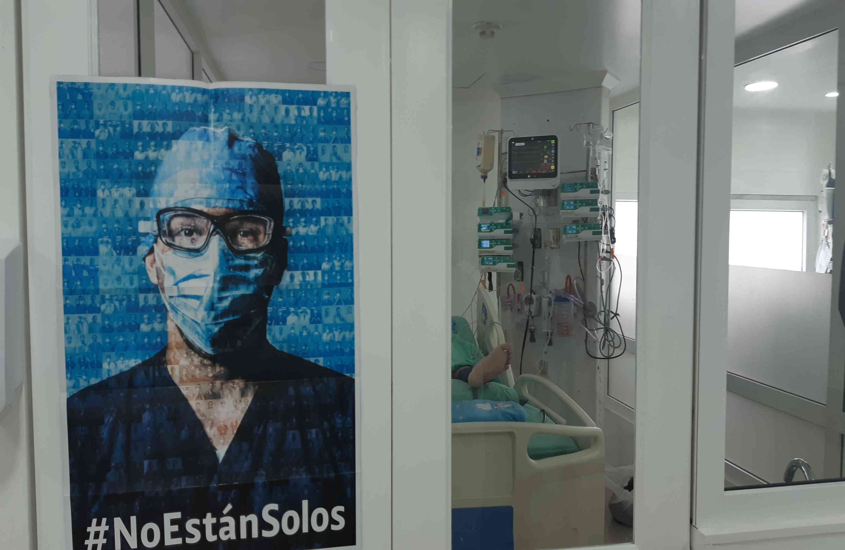 En sus ventanas y consultorios también son visibles los afiches. 