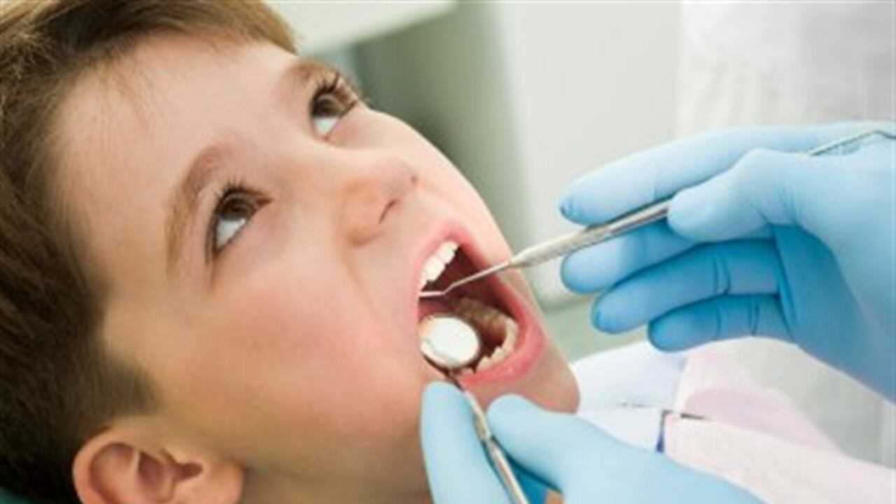 Es importante consultar al odontólogo cada seis meses para realizar un examen oral.