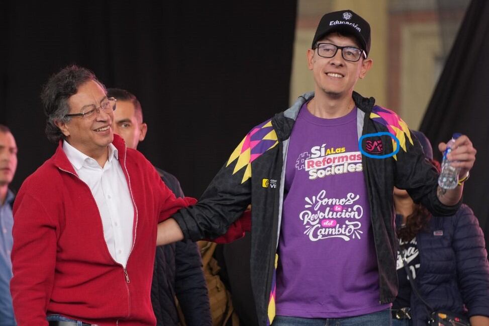 Aunque es el actual ministro de Educación, durante las protestas del 18 de marzo, Daniel Rojas, participó con una chaqueta oficial de la Sociedad de Activos Especiales.