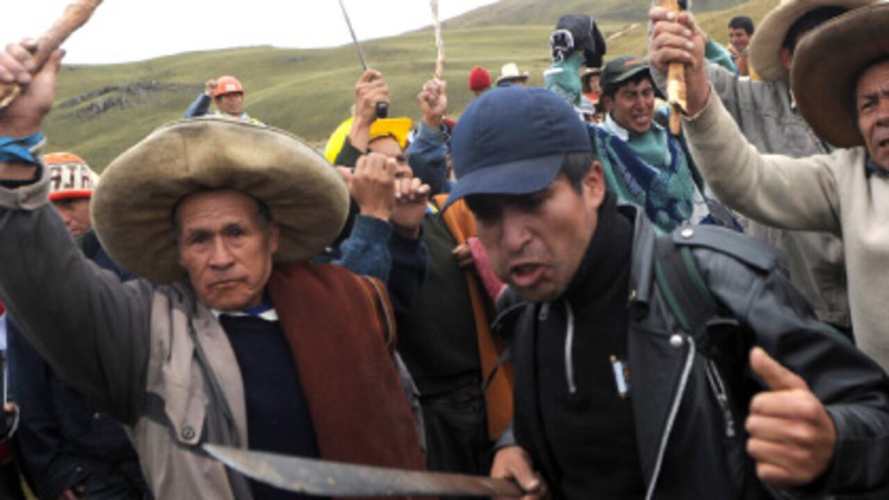 Miles de campesinos ocuparon las lagunas Azul, Mamacocha, Chailhuagon y Perol, en el páramo. El proyecto minero de la Conga propone reubicarlas, pero los habitantes temen perder su acceso al agua.