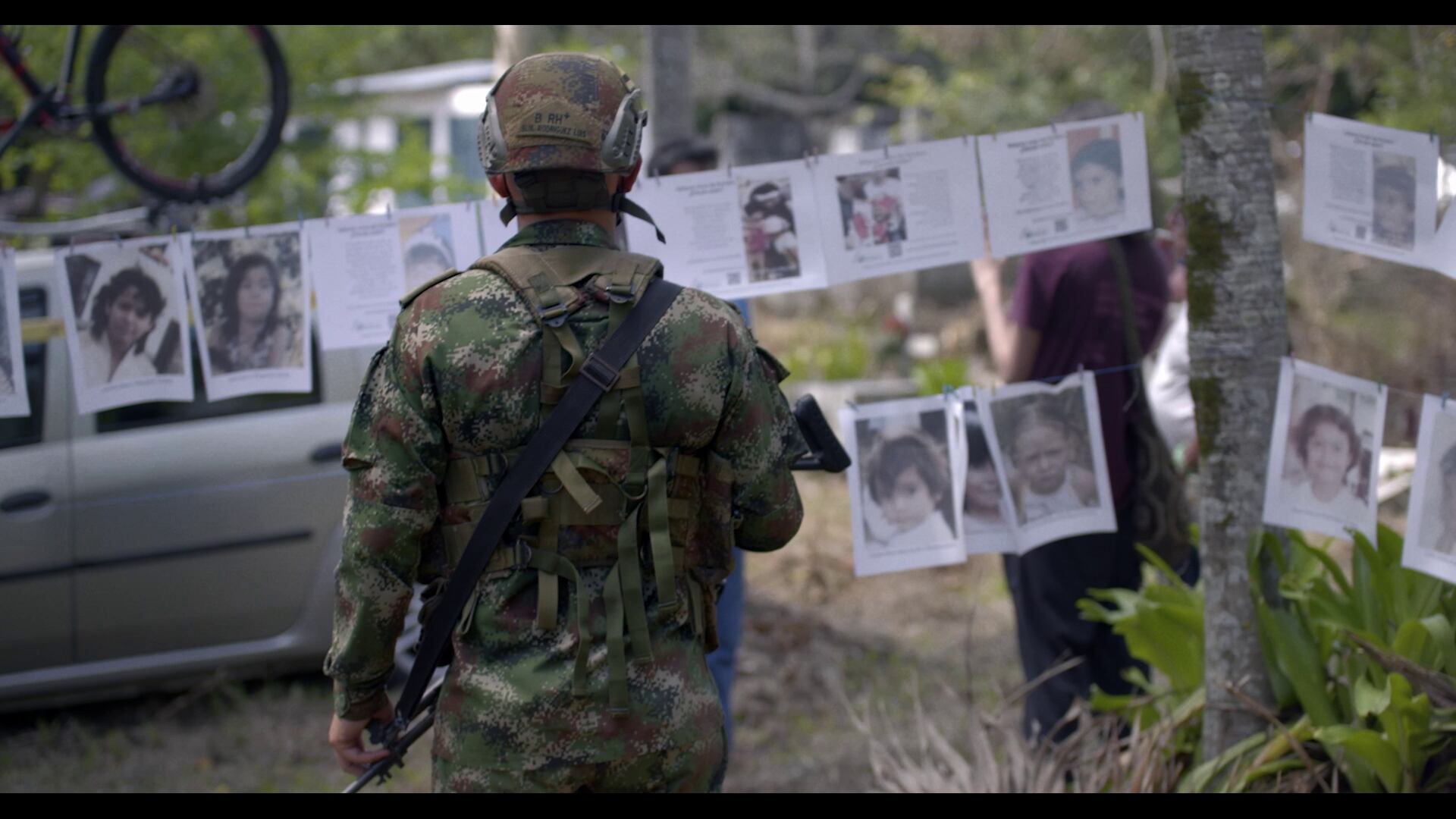 En ‘La hija del volcán’  Jenifer de la Rosa Martín, la directora y protagonista del documental busca recomponer la historia de sus orígenes luego de la tragedia que conmovió al mundo en 1985.