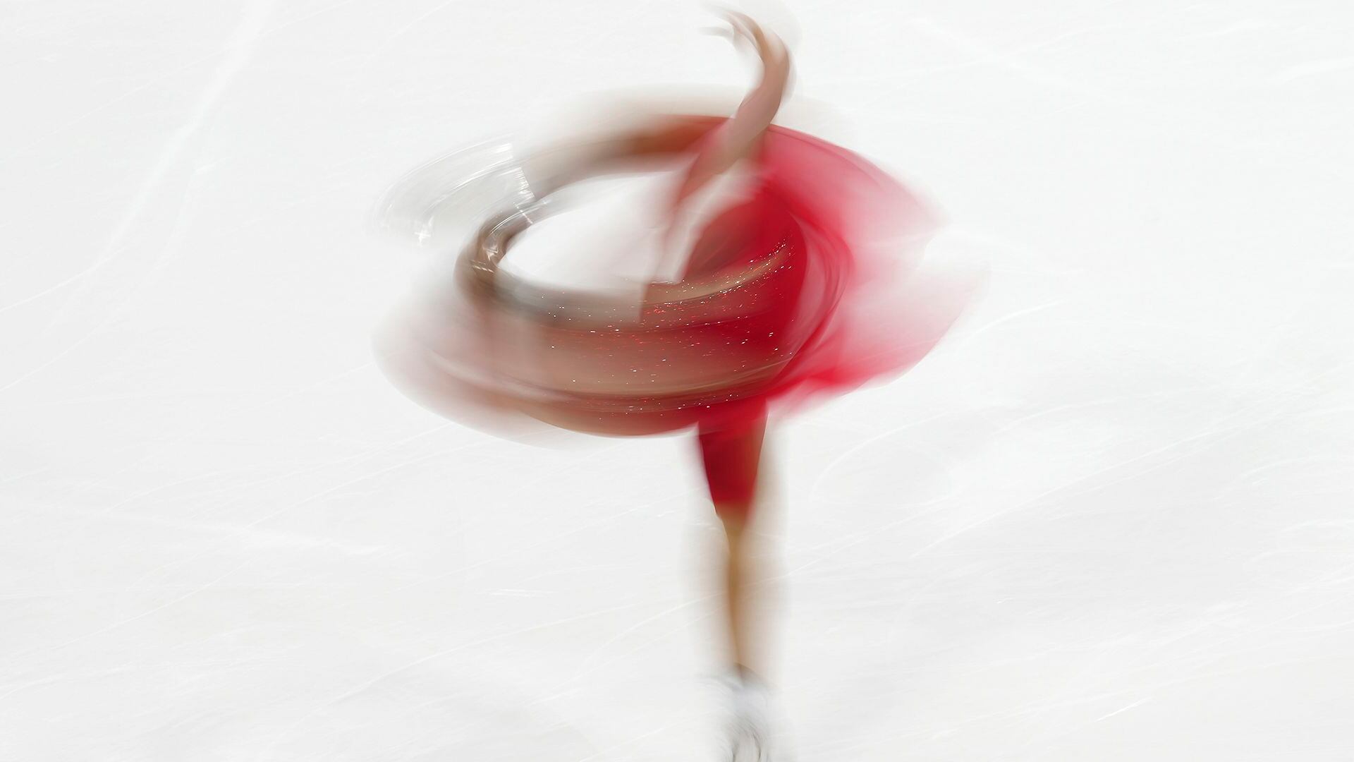 La estonia Niina Petrokina se presenta durante la competencia femenina del programa corto en el Trofeo de Patinaje Artístico Road to 26 en Milán, Italia