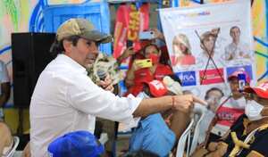 El precandidato presidencial, Alejandro Char, en campaña con sus posibles electores