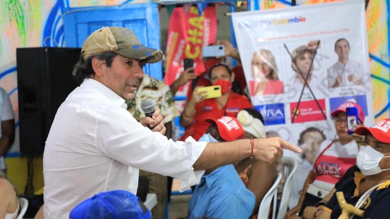 El precandidato presidencial, Alejandro Char, en campaña con sus posibles electores