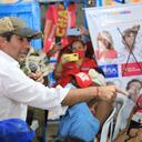 El precandidato presidencial, Alejandro Char, en campaña con sus posibles electores