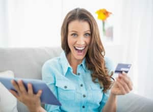 Entre los productos que más regalarán se ubican como primera opción ropa y calzado, en segundo lugar los artículos tecnológicos, le siguen los juguetes y llama la atención el incremento en el porcentaje de quienes obsequiarán bonos de regalo o dinero en efectivo.