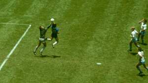 CIUDAD DE MÉXICO, MÉXICO - 22 DE JUNIO: El jugador argentino Diego Maradona supera al portero de Inglaterra Peter Shilton para anotar con su gol de 'Mano de Dios' mientras los defensores de Inglaterra Kenny Sansom (arriba) Gary Stevens (c) y Terry Fenwick miran durante el Mundial de la FIFA 1986 Cuartos de Final de Copa en el Estadio Azteca el 22 de junio de 1986 en la Ciudad de México, México. (Foto de Allsport / Getty Images)