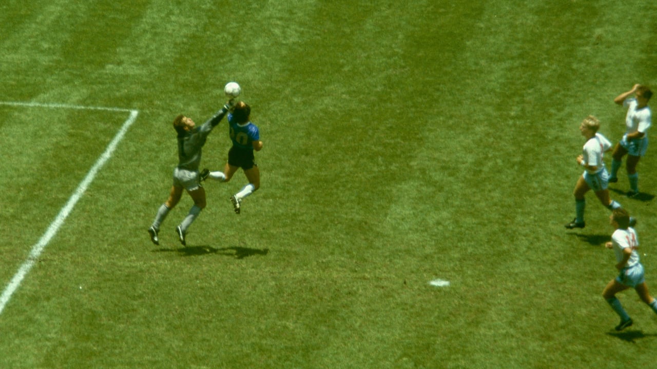 Así se vio el gol de 'la mano de Dios' de Maradona en el Mundial de 1986 (Foto de Allsport / Getty Images)