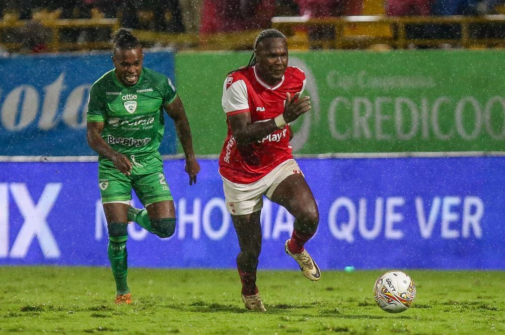 Hugo Rodallega fue uno de los mejores de Santa Fe pese a que la cancha se puso pesada por la lluvia,