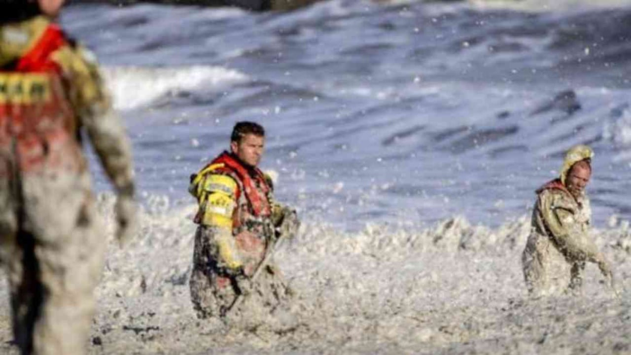 En la playa de Scheveningen cinco deportistas murieron ahogados, sin embargo, una extraña y densa espuma dificultó las labores del rescate de los cuerpos. Foto: AFP